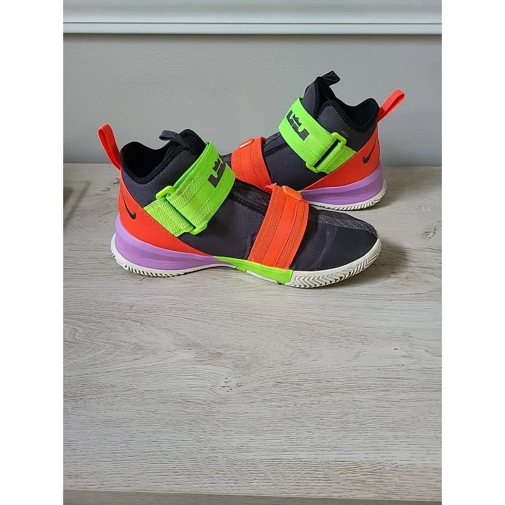 Nike Lebron Soldier Xlll (GS Basketball Sneaker) AR7585-002‎ Size 6.5Y
